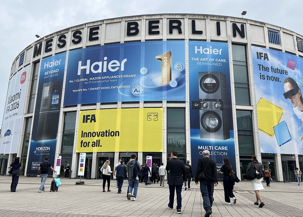 9月4日,德国柏林,2026年德国柏林国际消费电子展(IFA)在柏林会展中心开幕。图为会场建筑外的中国品牌标识。(中新社)