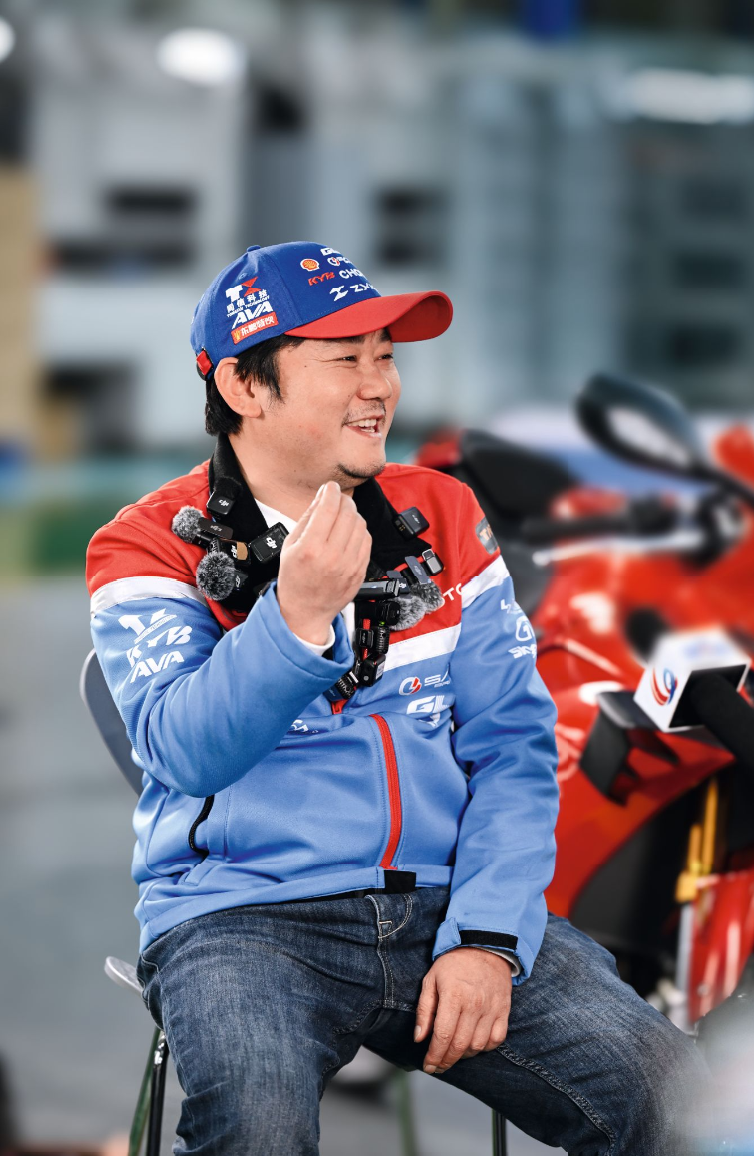 ·2026年3月30日,张雪在位于重庆两江新区的张雪机车工厂内接受采访。(视觉中国)