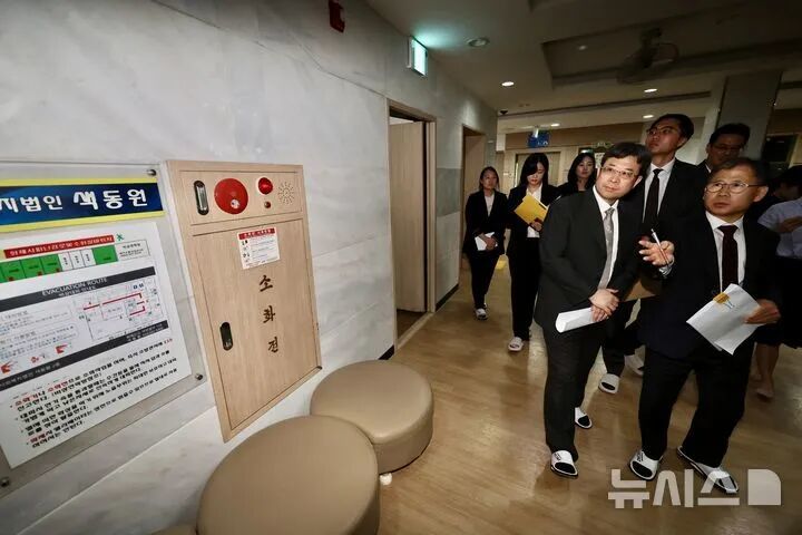 2026年5月15日，首尔中央地方法院法官前往色动院进行现场勘验。（图源：NEWSIS）