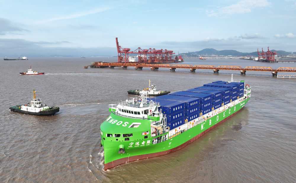 2026年4月15日，纯电动智能集装箱海船“宁远电鲲”轮从浙江宁波舟山港北仑港区启航，驶向嘉兴港乍浦港区（无人机照片）。新华社发