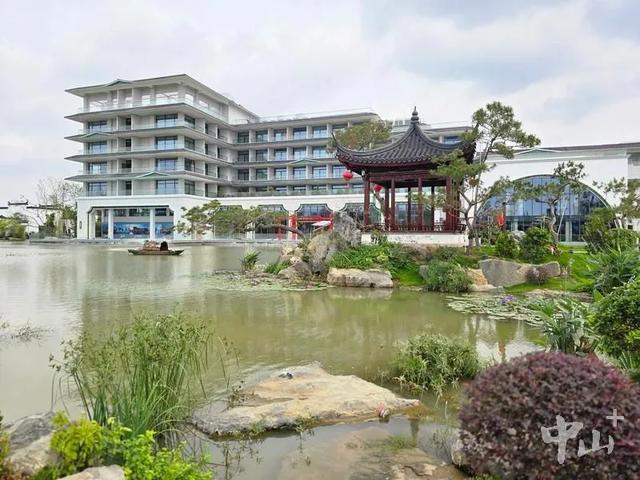 宁徽园内酒店与湖景。（资料图片）中山日报记者 张景天 摄
