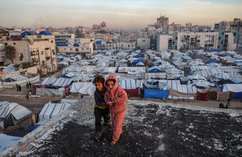 这是2025年12月22日在加沙城西部一处临时避难所拍摄的巴勒斯坦儿童。新华社发（里泽克&middot;阿卜杜勒贾瓦德摄）