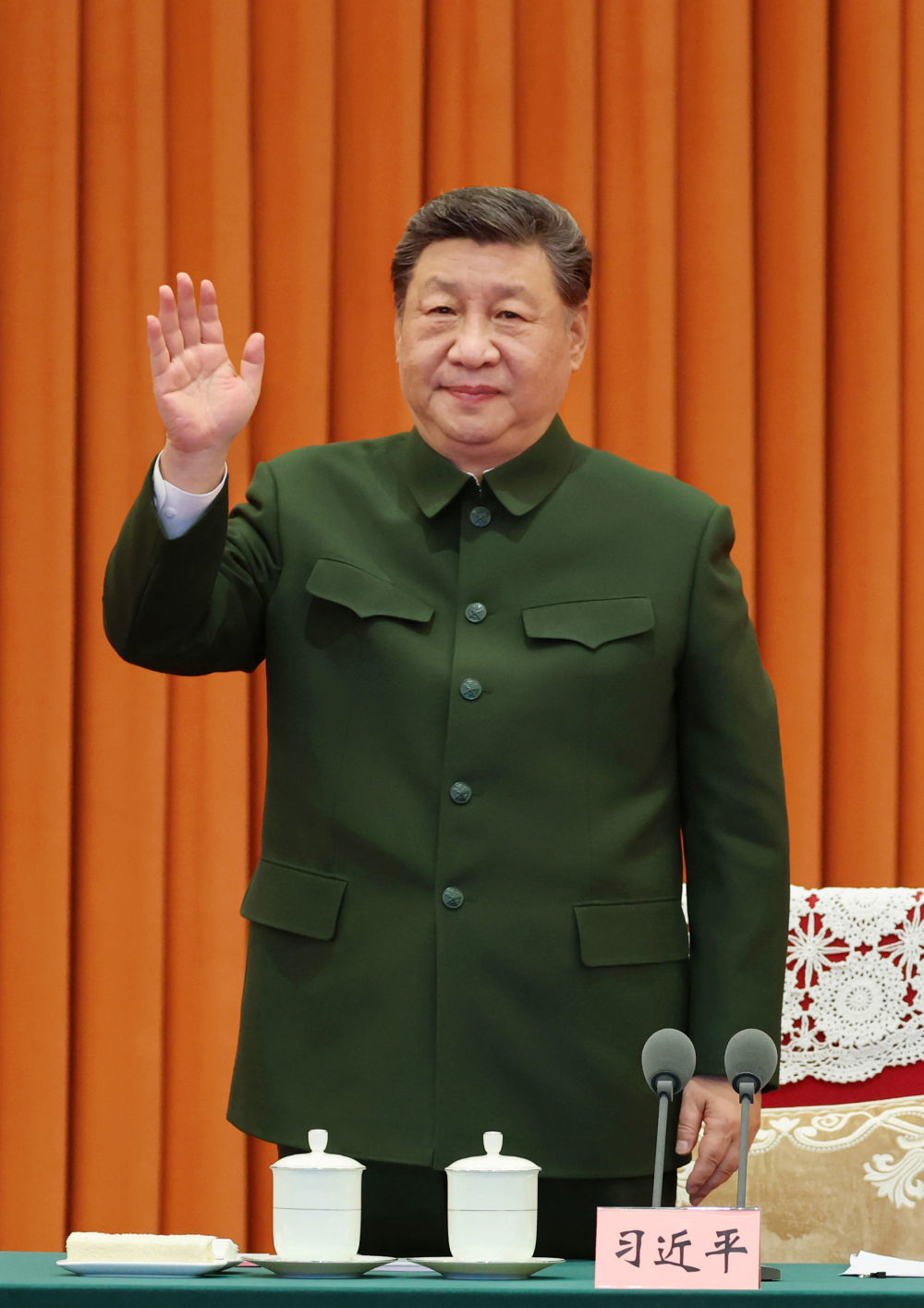 2月10日，中共中央总书记、国家主席、中央军委主席习近平在北京八一大楼以视频方式检查全军战备值班和执行任务情况，亲切慰问有关部队，代表党中央和中央军委，向全体人民解放军指战员、武警部队官兵、军队文职人员、预备役人员和民兵致以诚挚问候和新春祝福。这是习近平向官兵挥手致意。新华社记者 李刚 摄
