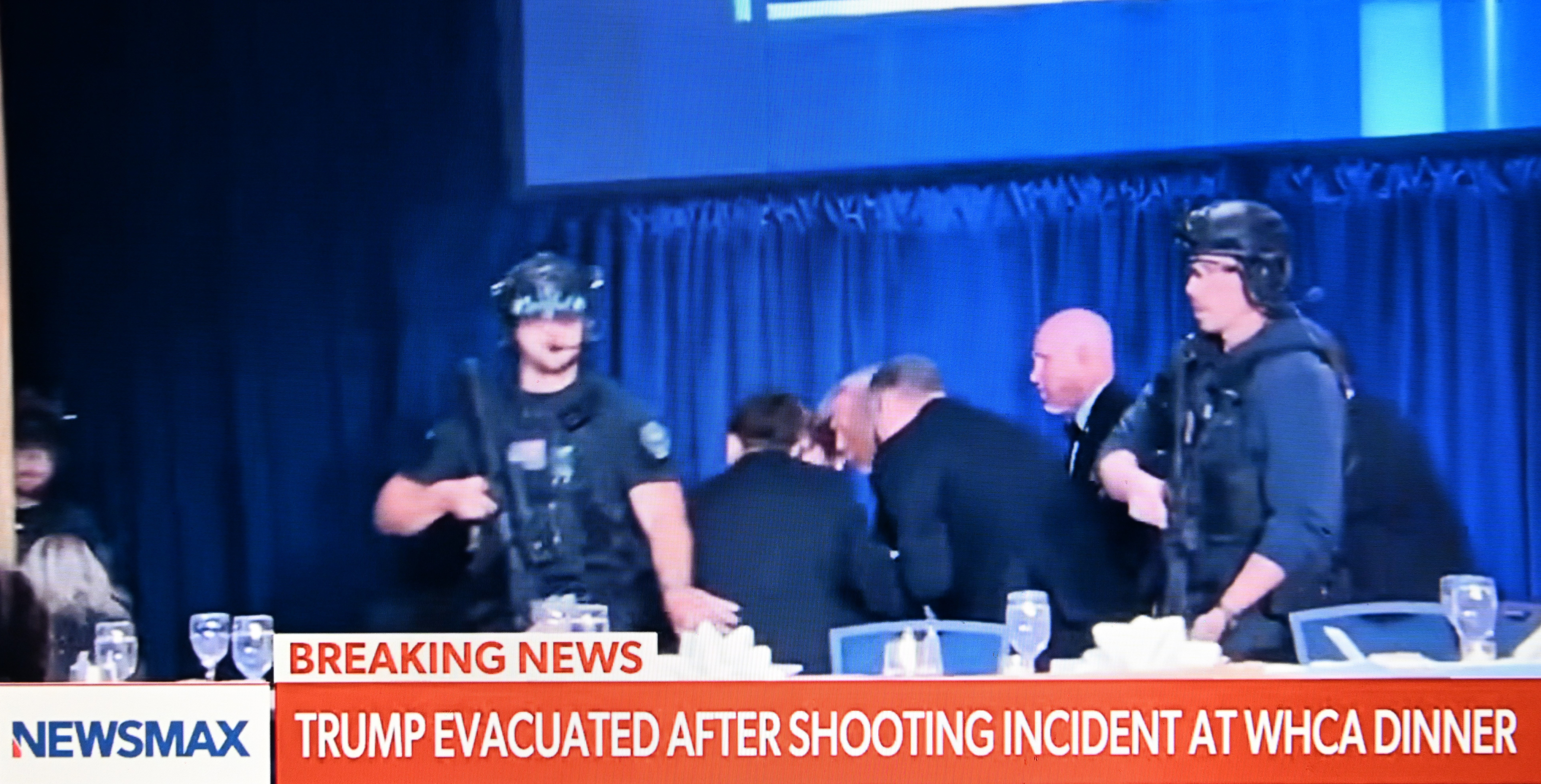 这张4月25日拍摄的视频截图显示，美国总统特朗普在华盛顿白宫记者协会晚宴发生“安全事件”时在安保人员护送下离开。新华社记者李睿摄