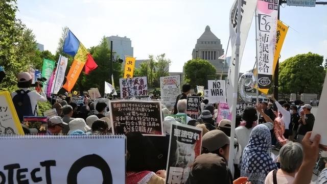 日本大幅解禁武器出口服务于扩军备战与对外干涉,正是“再军事化”的标志性事件。国际社会必须擦亮眼睛,认清日本非法、危险的战略意图,以有力行动共同维护地区与国际和平稳定。