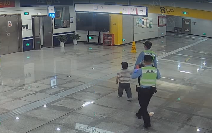 警务室大门.png