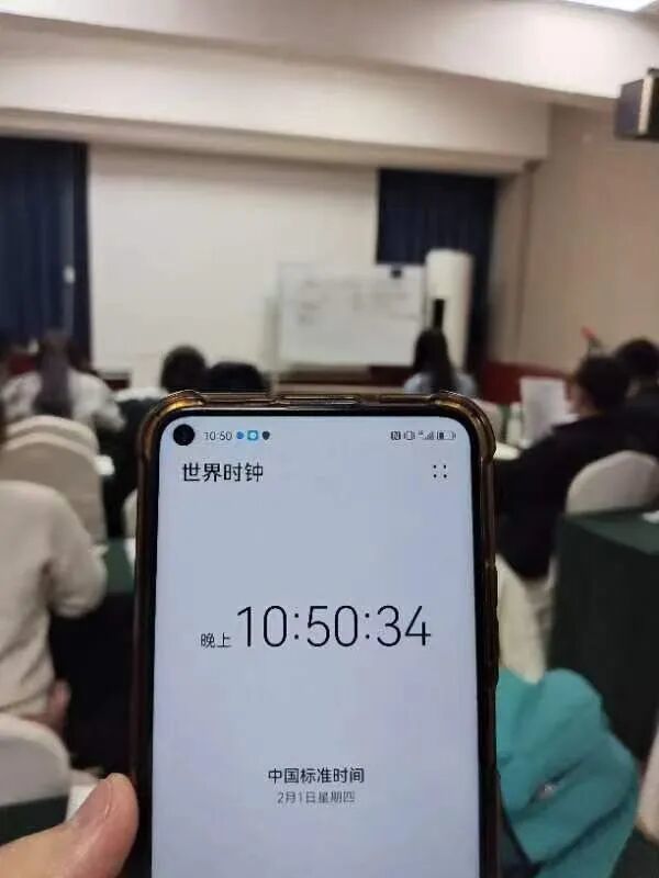接近深夜11点的考公培训班。