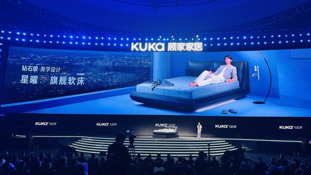 人形机器人站台,顾家家居发16999元智能沙发,能按摩会记忆