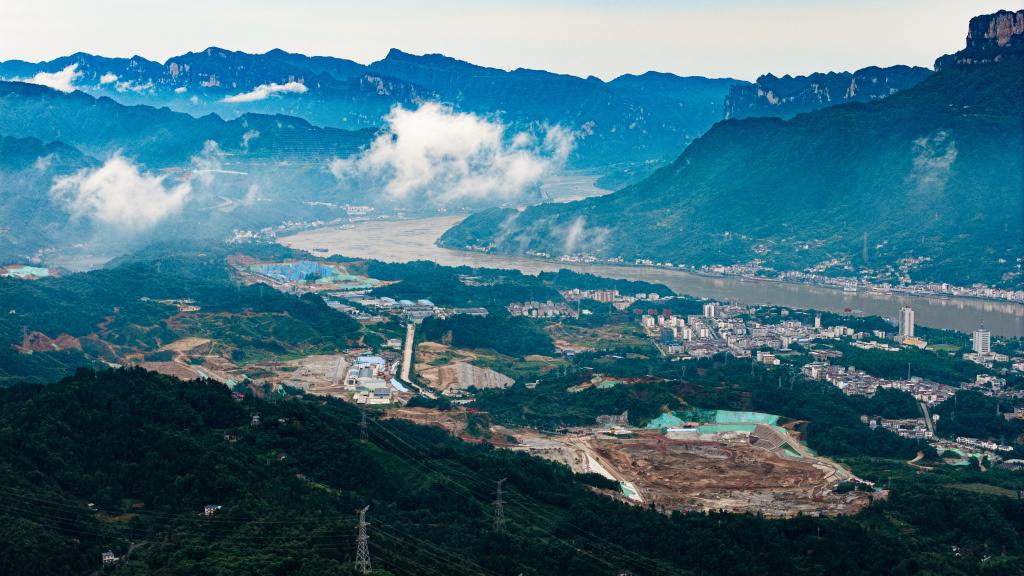 6月8日拍摄的三峡水运新通道工程三峡枢纽新通道施工现场。新华社 图