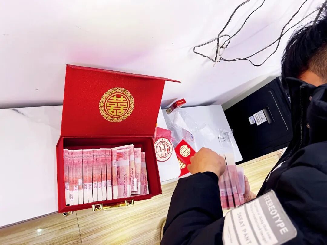 河南豫东某县青年准备好在订婚宴上给女方的16.8万元彩礼。图/受访者提供