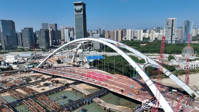 厦金大桥（厦门段）观音山沙滩桥完成钢箱梁整体横移。（厦门日报记者卢剑豪 摄）