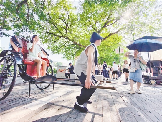 在长堤历史文化街区,市民体验黄包车带来的乐趣。