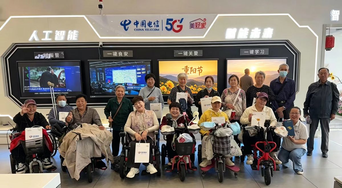 1洪山营业厅举办重阳节敬老活动.jpg