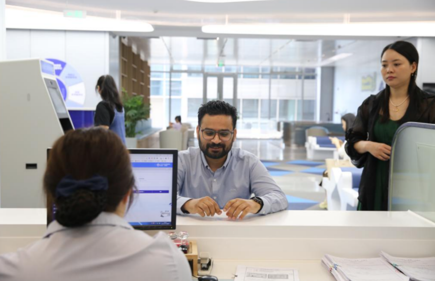 巴基斯坦商人阿里&middot;卡姆兰（Ali Kamran）办理营业执照，其公司成为在义乌注册的第1万家外资公司。（图片来源：新华社）