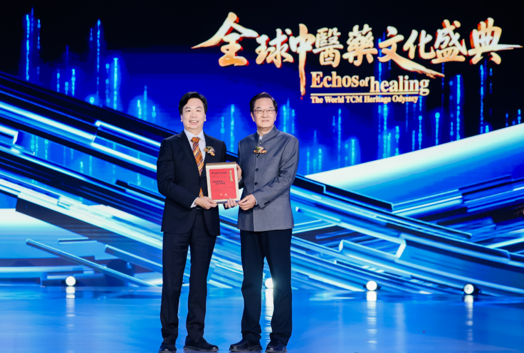 美国硅谷阳气整合医学中心首席执行官李宗恩（左）
