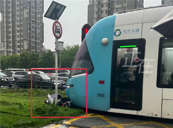 武汉有轨电车与电动自行车相撞：车头轻微受损 二人被送医院