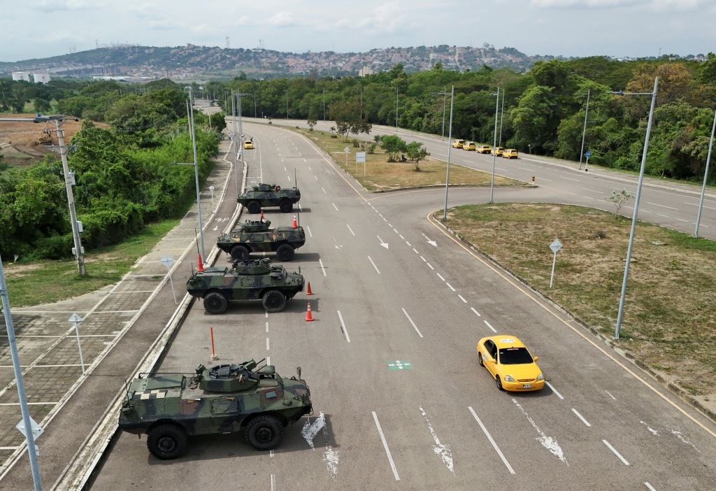 1月4日,军用车辆停在连接委内瑞拉乌雷尼亚和哥伦比亚库库塔的廷迪塔斯边境大桥上。新华社 图