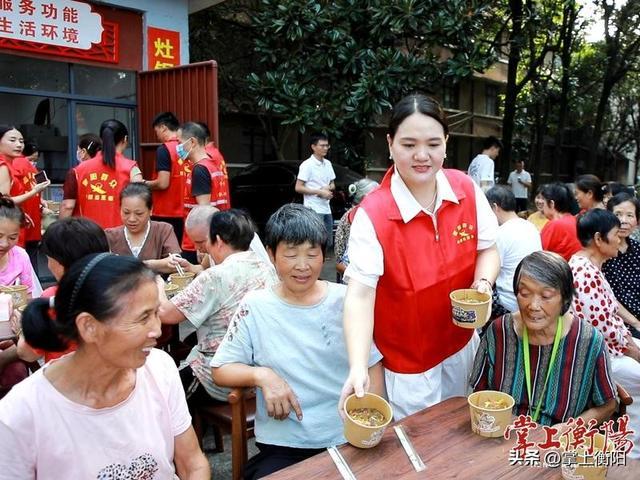 ▲主办方将红薯粉送到耒阳市多家敬老院老人手中。