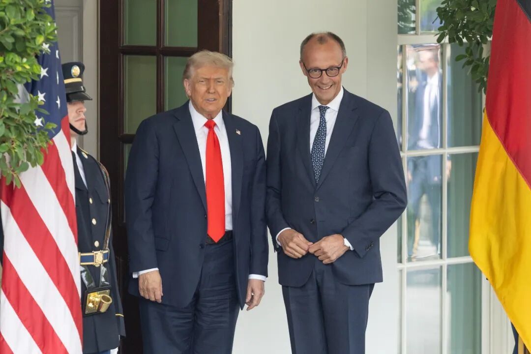 美国总统特朗普和德国总理默茨(右一)/新华社记者 胡友松 摄
