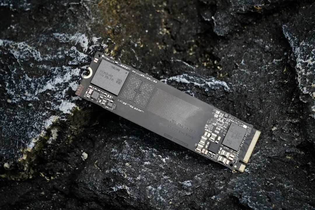 三星990固态硬盘评测 低功耗不发烫 PCIe4.0高效能之作