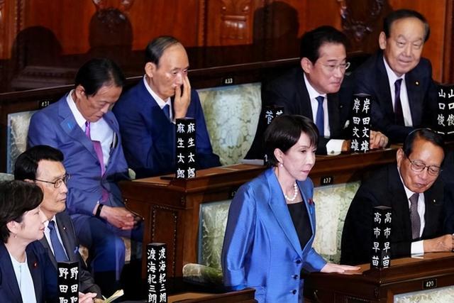收拾日本，集体出动！中方“掐脖”，俄方“剁手”，美方“掌嘴”