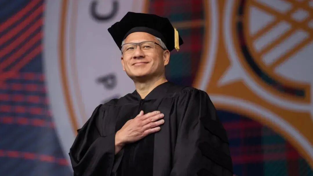 苹果iOS 27界面曝光,Siri也上岛/黄仁勋加入清华大学/鸿蒙生态设备累计超13亿