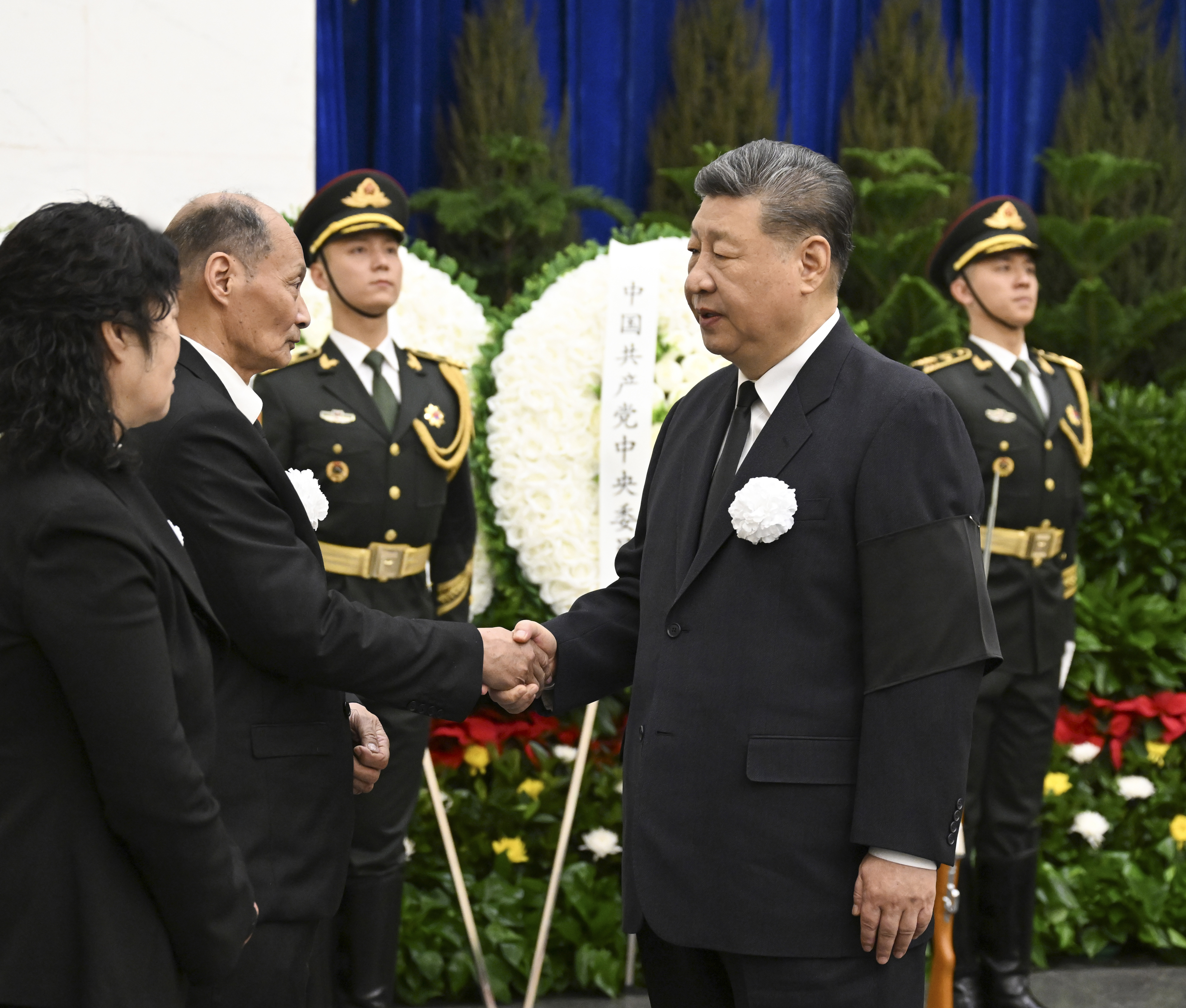 3月10日，宋平同志遗体在北京八宝山革命公墓火化。习近平、李强、赵乐际、王沪宁、蔡奇、丁薛祥、李希、韩正等前往八宝山送别，胡锦涛送花圈表示哀悼。这是习近平与宋平亲属握手，表示深切慰问。