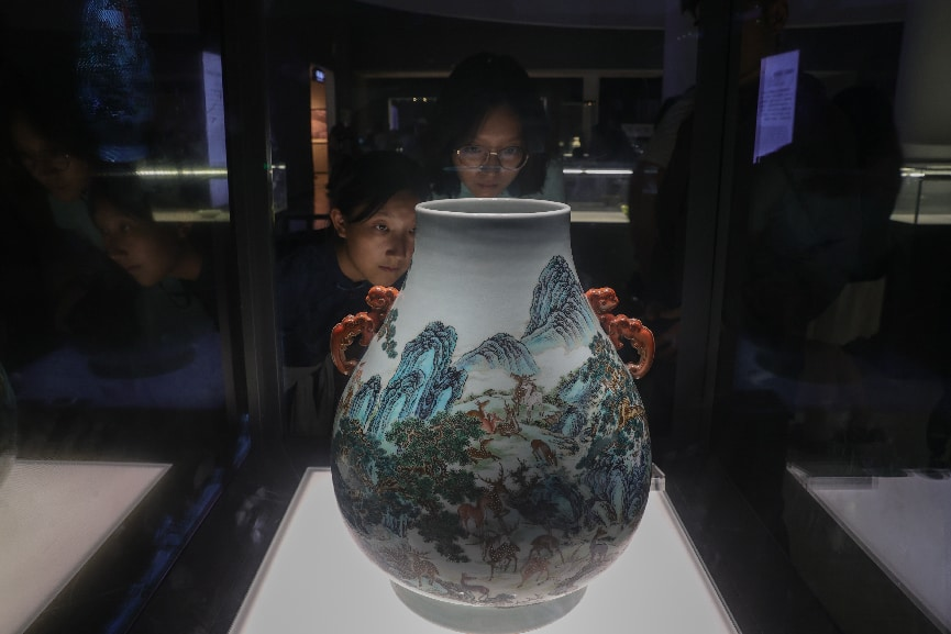 2026年7月7日,江西景德镇中国陶瓷博物馆展出的清代粉彩兽耳百鹿尊吸引游客参观。中新社记者 刘力鑫 摄