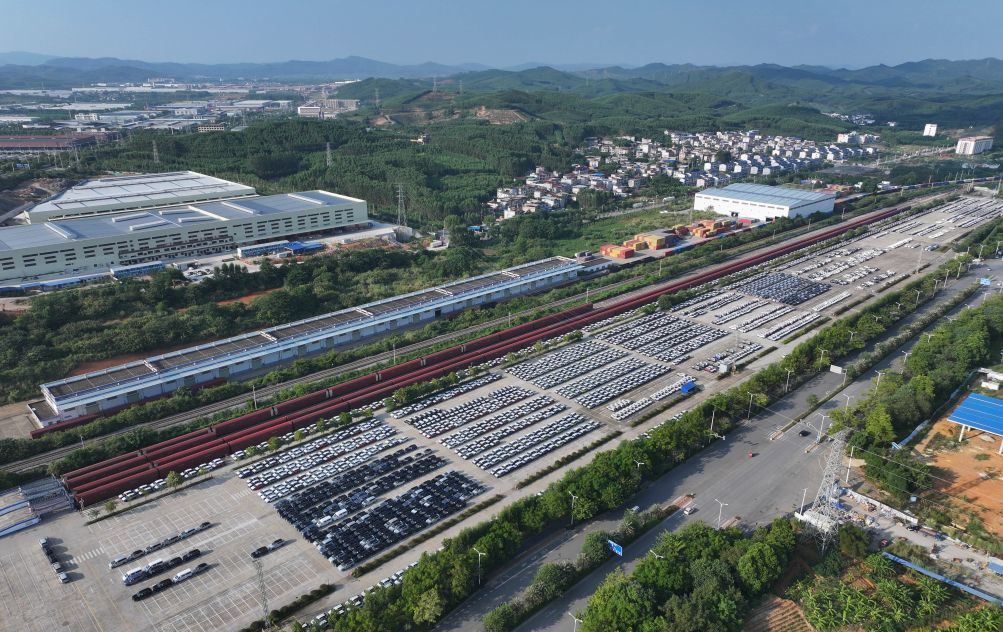 这是位于广西柳州市的雒容汽车物流基地,一些出口的汽车从这里装车运往出海港口(4月9日摄,无人机照片)。新华社发(郑昌昊 摄)