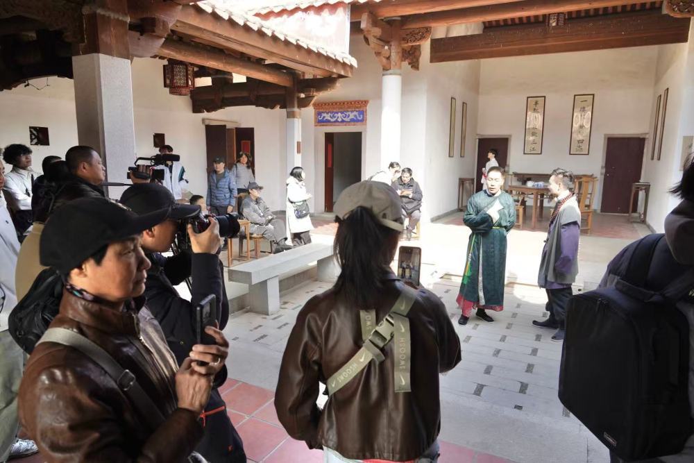 3月21日，游人在北京园博园观看国潮嘉年华表演。新华社发（程功 摄）