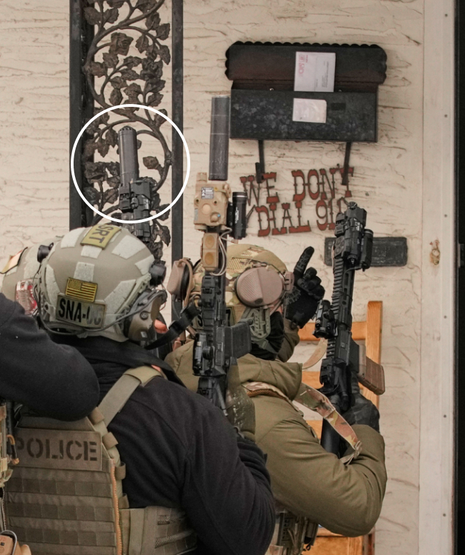 执法人员步枪末端安装的消音装置 图源：美媒报道配图