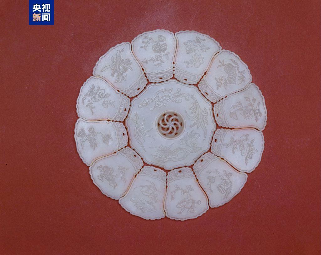 △白玉月令组佩，故宫博物院藏。