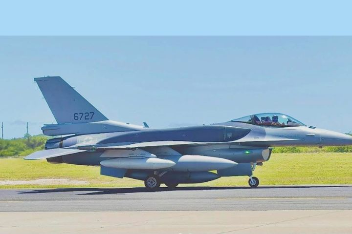 编号6727的F-16V于21日抵达夏威夷,该机的保形油箱是显著外形特征