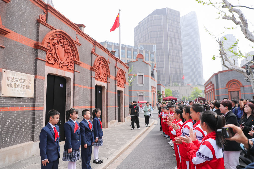 2026年4月20日，中共一大会址前，上海市黄浦区卢湾一中心小学“红喇叭”小讲解员与浙江省嘉兴市实验小学“红船小讲解”开展研学交流活动。新华社记者 刘颖 摄
