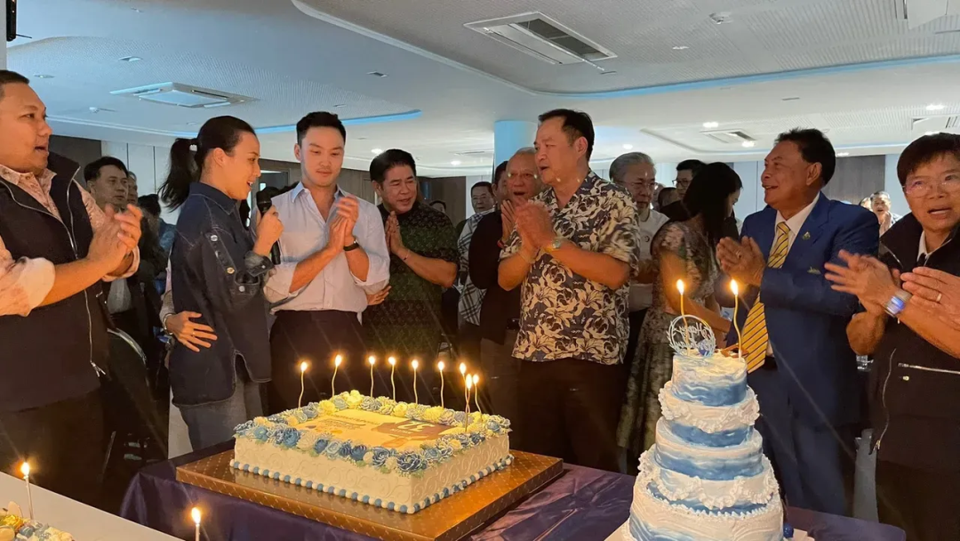 ·佩克(前左三)参加阿努廷(前右三)生日庆祝活动。(泰国《每日新闻》)