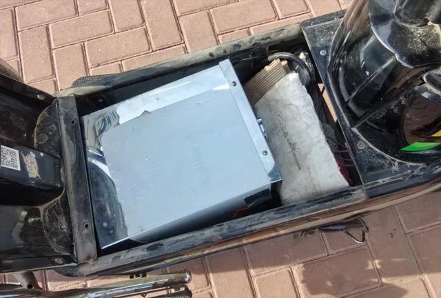 充电器证明满电,一拧油门却掉两格电,不是坏了是“饿昏了”,放三个月不骑电板会自放电绝对亏电导致电量虚高无法使用-有驾