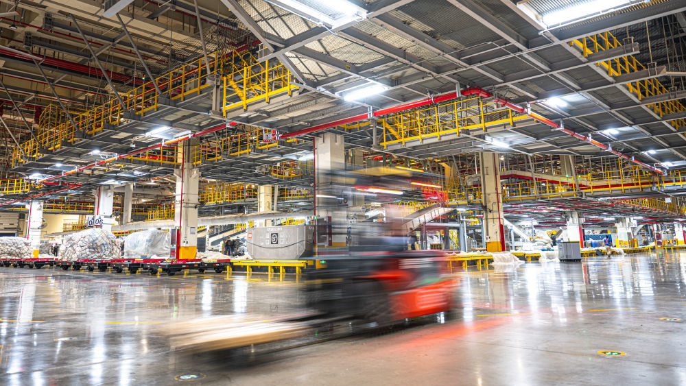 这是2025年7月11日凌晨拍摄的湖北鄂州花湖国际机场转运中心内景。于2022年7月建成投运的鄂州花湖国际机场，是湖北打造国内大循环节点和国内国际双循环战略链接的重要支撑。依托铁水联运专用线，武汉阳逻港可连接中欧班列与鄂州花湖国际机场，服务范围覆盖120多个国家和地区200余个城市。