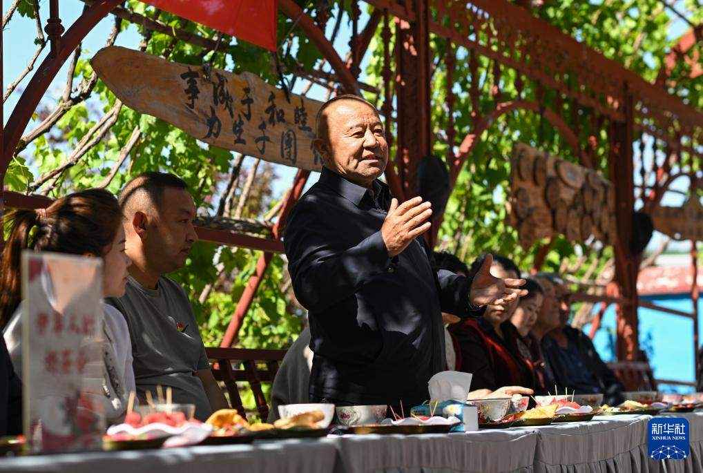 喀拉亚尕奇村的村委会副主任阿克帕尔&middot;努合曼现场答复村民普遍关注的土地流转费用问题（5月14日摄）。
