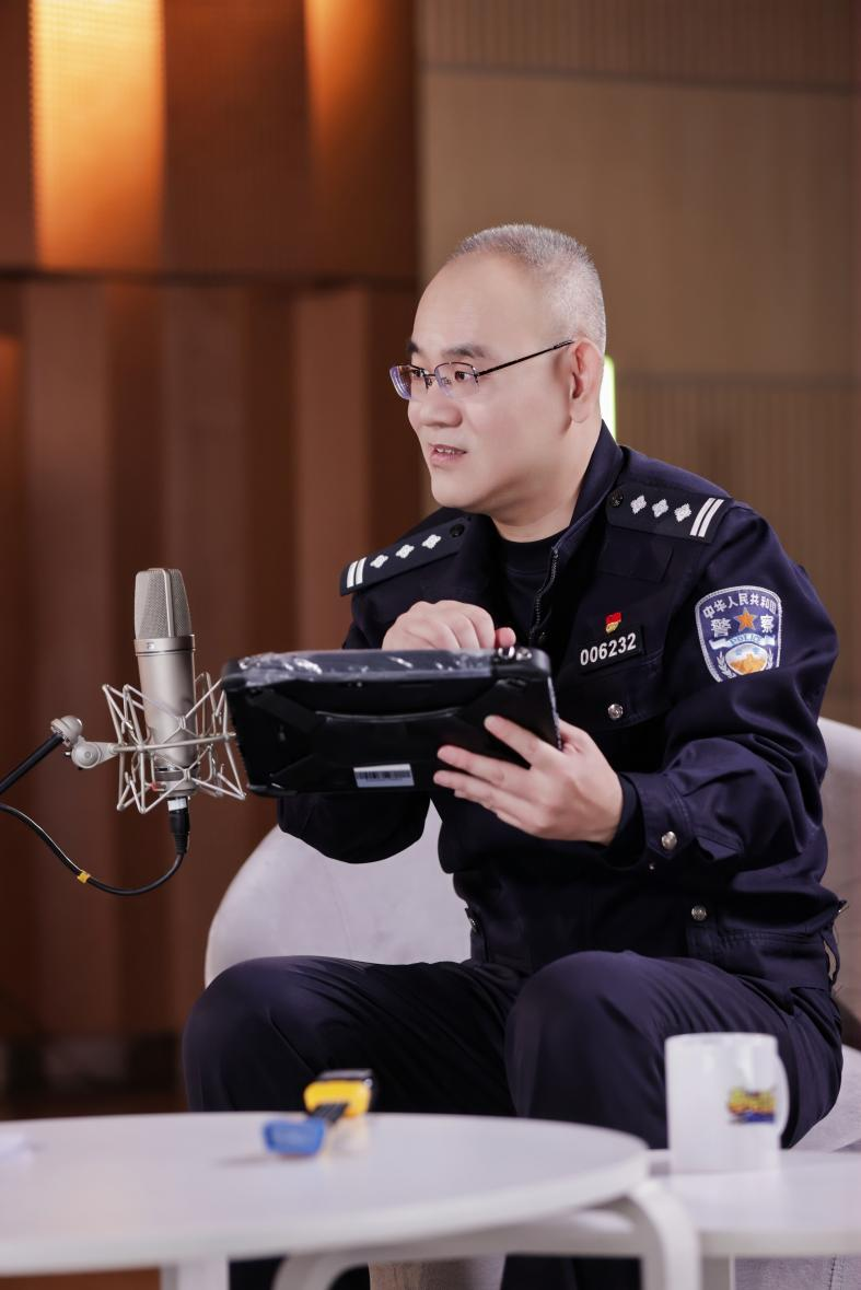 △张雷现场展示汽车取证装备