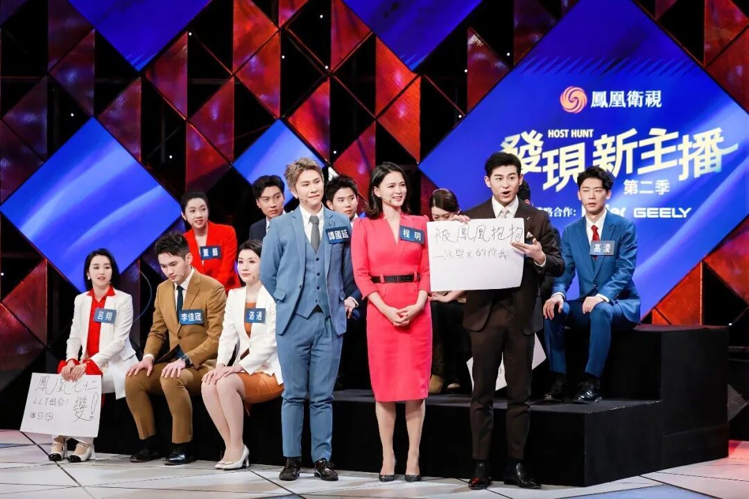 △2025年12月20日,《发现新主播》(第二季)总决选“特写组合”环节。该环节极度考验选手的观察力、即兴表达与逻辑思维。选手们需要分工协作,每组围绕当天活动内容完成特写报道,以及精心打磨标题与导视词。选手们既要在现场第一时间抓住观众注意力,也要对新媒体传播规律有很好的理解与运用。