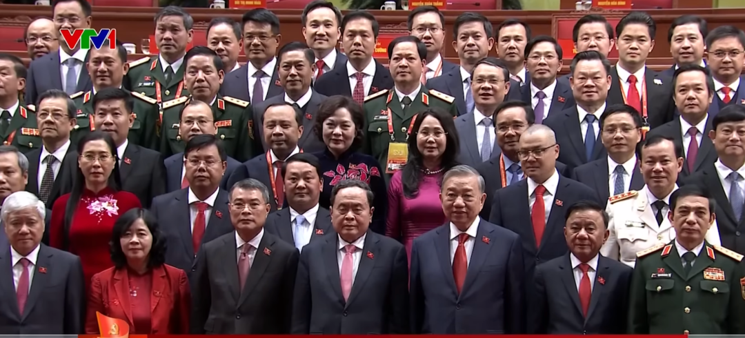 十四届越共中央委员合影。前排左起:杜文战,裴氏明怀、黎明兴、陈清敏、苏林、陈锦绣、潘文江。图/越南媒体报道截图