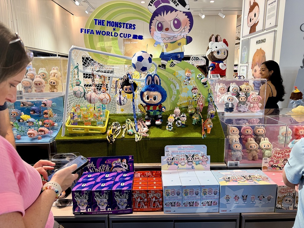 5月25日,美国芝加哥的一家泡泡玛特专卖店销售世界杯主题产品。 (视觉中国)