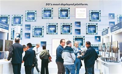 日前，2026年世界移动通信大会在西班牙巴塞罗那举办。图为人们在芯片技术展台参观。