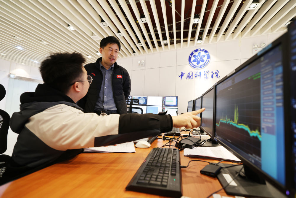 近日，姜鹏在“中国天眼”总控室和同事一起工作。新华社记者 刘勤兵 摄