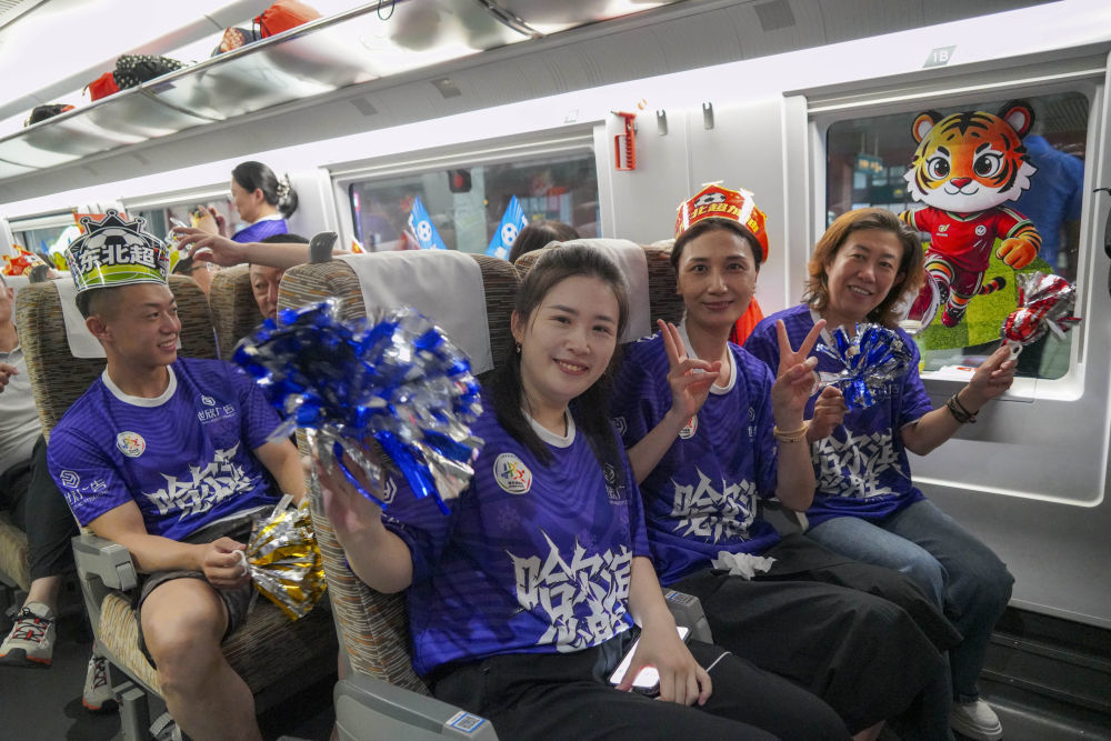旅客在“悠享龙江&middot;球迷文化专题列车”G754次动车组列车车厢中合影。（董佳慧 摄）