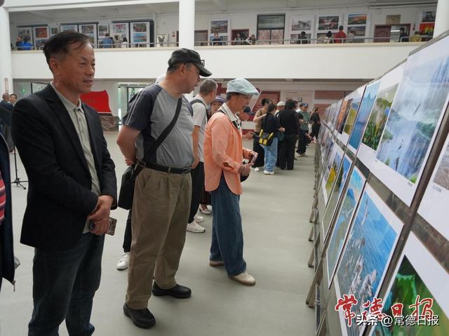 观展市民驻足展板前，在光影中感受“多彩常德”的独特魅力