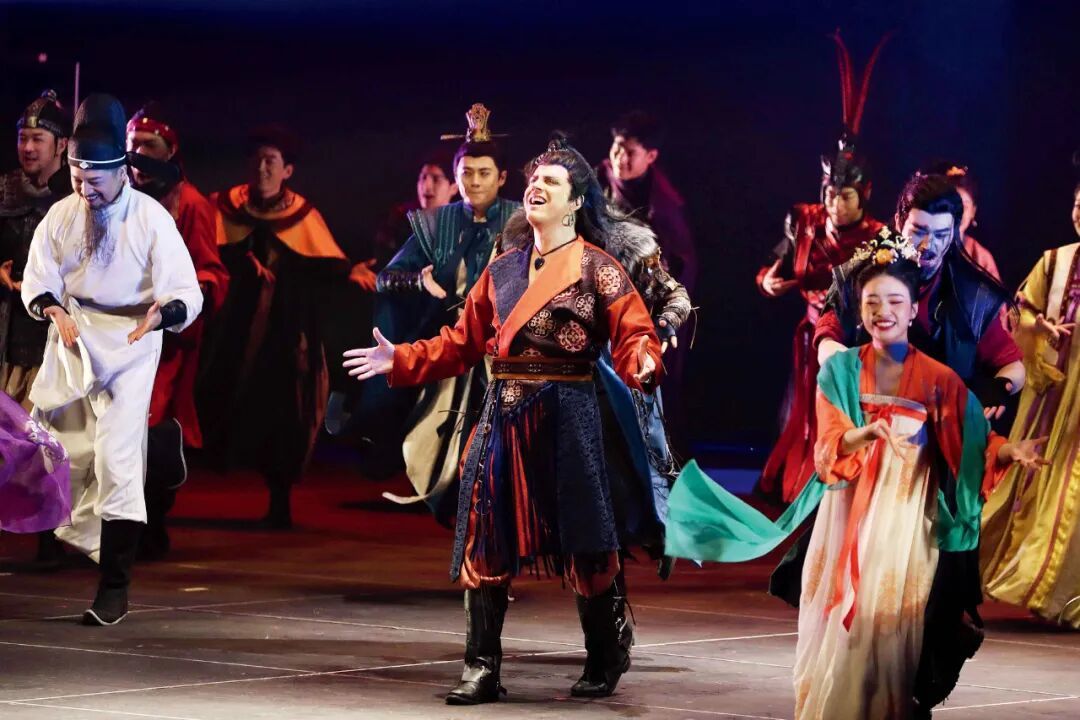 2025年2月16日,在北京天桥艺术中心首演的音乐剧版 《长安十二时辰》的返场表演环节,法国知名音乐剧演员洛朗·班演唱剧中片段。图/中新