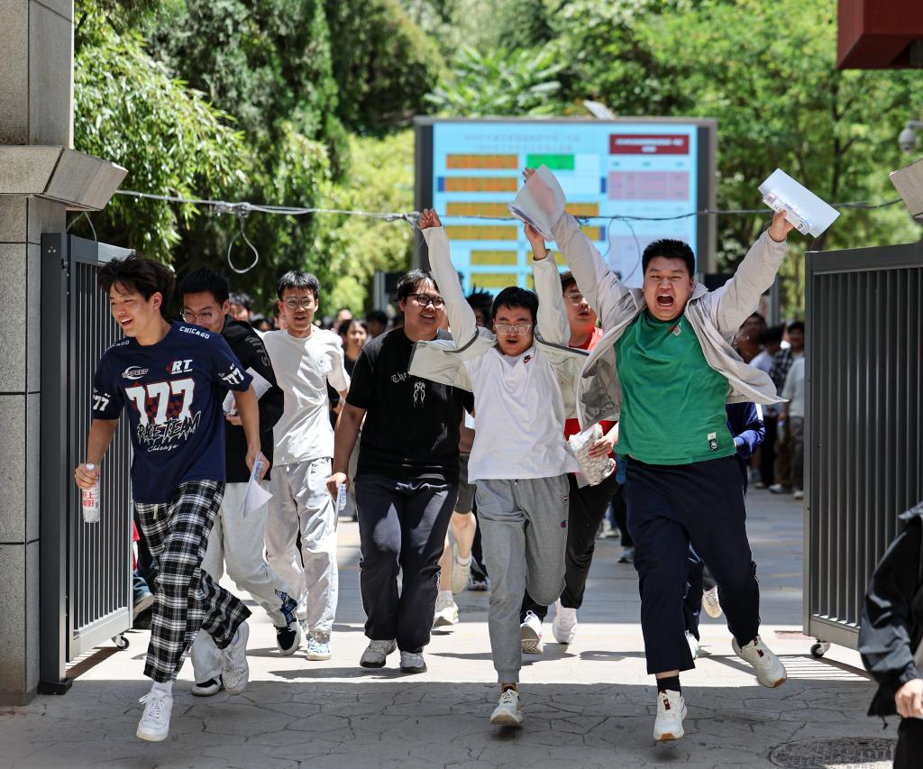 6月9日,在甘肃省兰州市第五中学考点,考生在高考结束后庆祝。新华社发(侯崇慧摄)