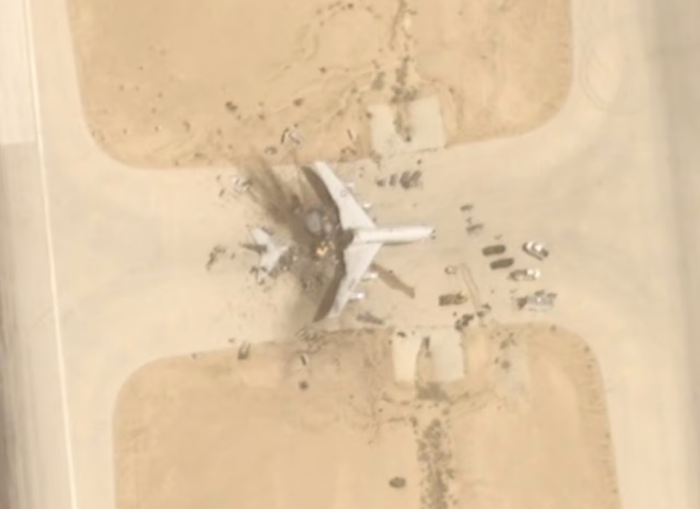 3月29日拍摄的卫星图像显示，美军一架E-3“哨兵”预警机在沙特苏丹王子空军基地被摧毁。图源：美媒