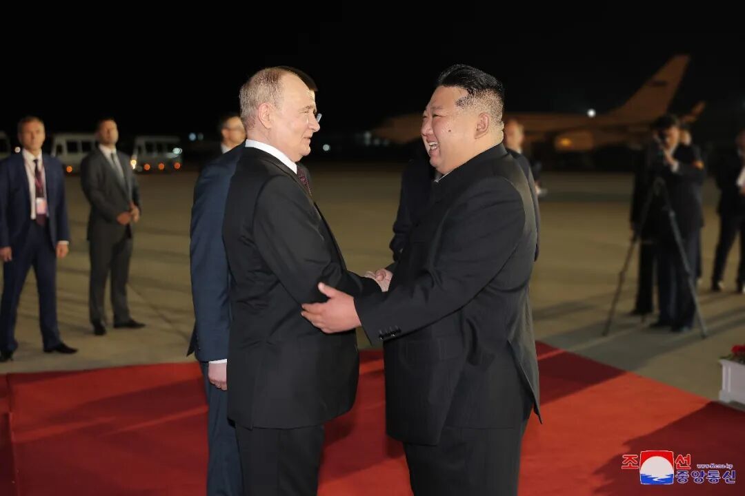 2024年6月19日，朝鲜劳动党总书记、国务委员长金正恩（前右）在平壤国际机场迎接俄罗斯总统普京到访。新华社/朝中社